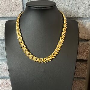 Vintage TRIFARI gold tone laurel leaf choker necklace